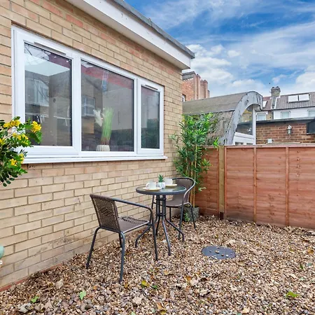 Stylish 2 Bedroom Haven In Zone 2-15 Mins To Central London- Garden & Parking Available! 5 Beds-Sleeps 6 People- Instant Book & Self Check-In! Save 20 Percent On Stays Of 7 Nights Or More ! Exterior foto