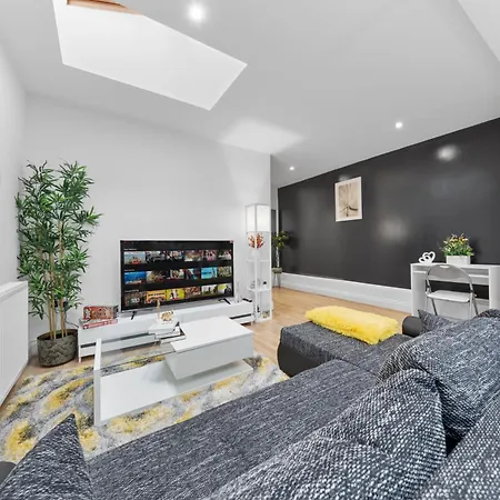 Stylish 2 Bedroom Haven In Zone 2-15 Mins To Central London- Garden & Parking Available! 5 Beds-Sleeps 6 People- Instant Book & Self Check-In! Save 20 Percent On Stays Of 7 Nights Or More ! Exterior foto