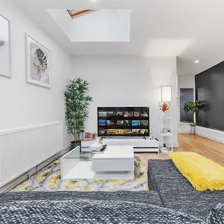 Stylish 2 Bedroom Haven In Zone 2-15 Mins To Central London- Garden & Parking Available! 5 Beds-Sleeps 6 People- Instant Book & Self Check-In! Save 20 Percent On Stays Of 7 Nights Or More ! Exterior foto