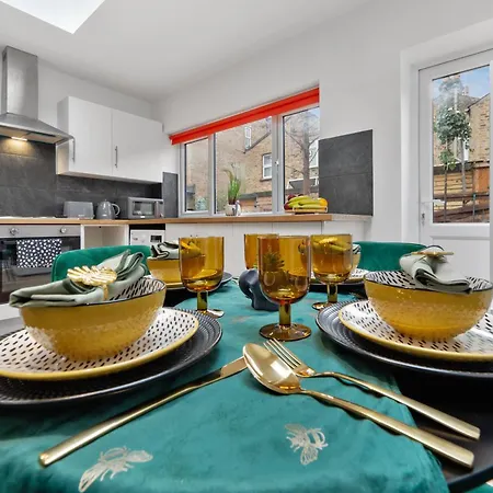 Stylish 2 Bedroom Haven In Zone 2-15 Mins To Central London- Garden & Parking Available! 5 Beds-Sleeps 6 People- Instant Book & Self Check-In! Save 20 Percent On Stays Of 7 Nights Or More ! Exterior foto