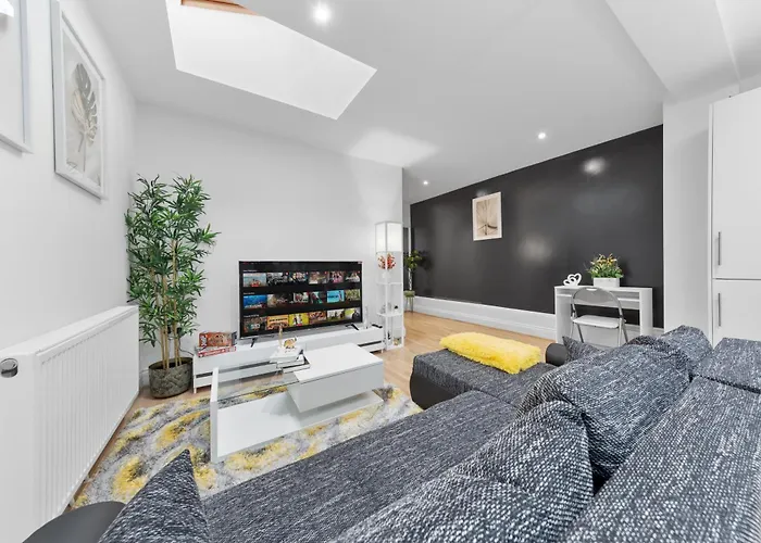 Stylish 2 Bedroom Haven In Zone 2-15 Mins To Central London- Garden & Parking Available! 5 Beds-Sleeps 6 People- Instant Book & Self Check-In! Save 20 Percent On Stays Of 7 Nights Or More !