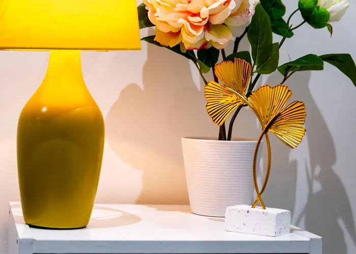 Stylish 2 Bedroom Haven In Zone 2-15 Mins To Central London- Garden & Parking Available! 5 Beds-Sleeps 6 People- Instant Book & Self Check-In! Save 20 Percent On Stays Of 7 Nights Or More !