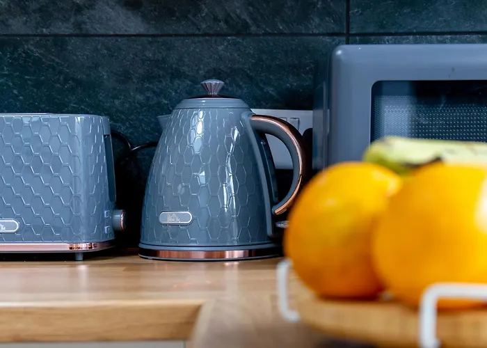 Stylish 2 Bedroom Haven In Zone 2-15 Mins To Central London- Garden & Parking Available! 5 Beds-Sleeps 6 People- Instant Book & Self Check-In! Save 20 Percent On Stays Of 7 Nights Or More !