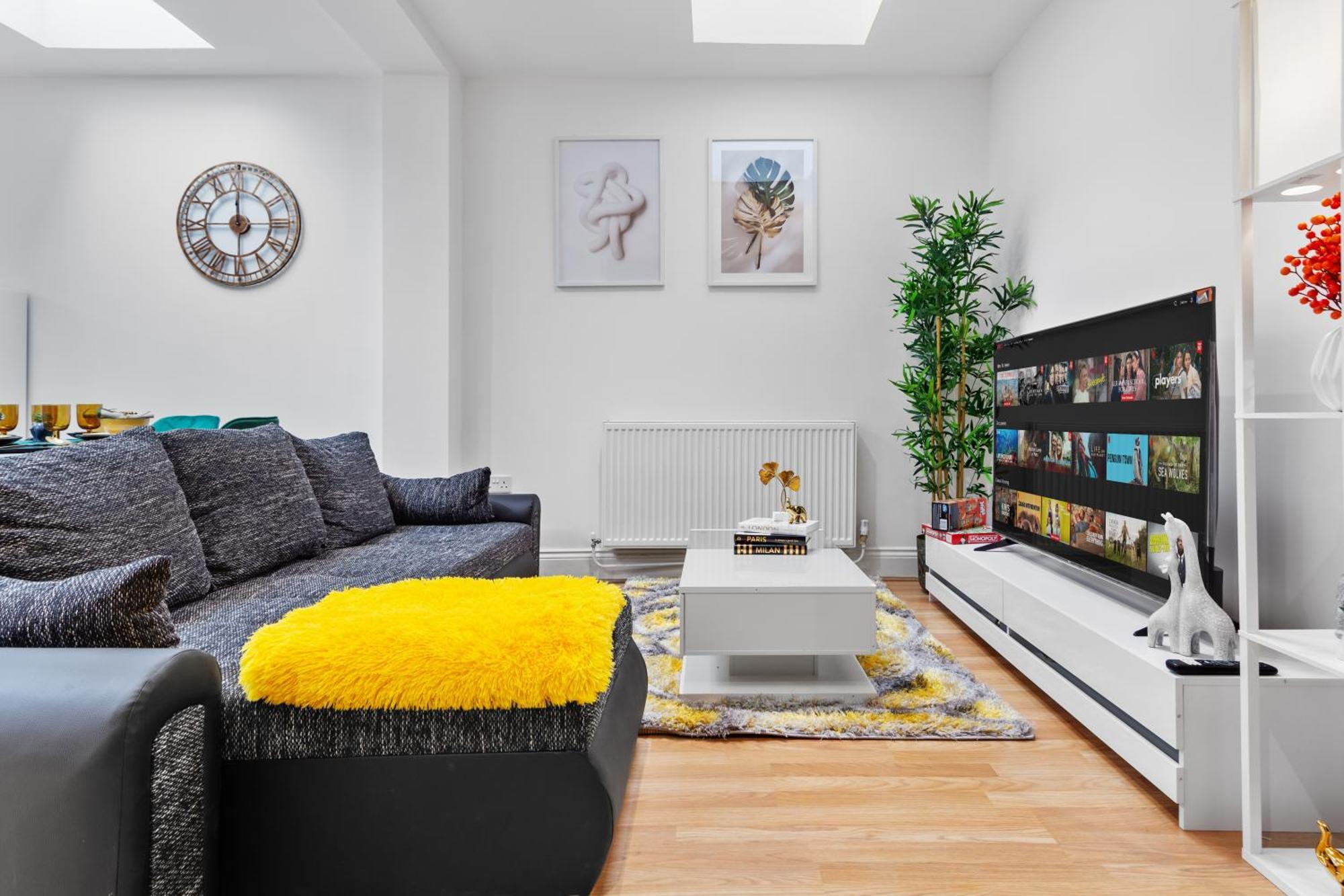 Stylish 2 Bedroom Haven In Zone 2-15 Mins To Central London- Garden & Parking Available! 5 Beds-Sleeps 6 People- Instant Book & Self Check-In! Save 20 Percent On Stays Of 7 Nights Or More ! Apartment *