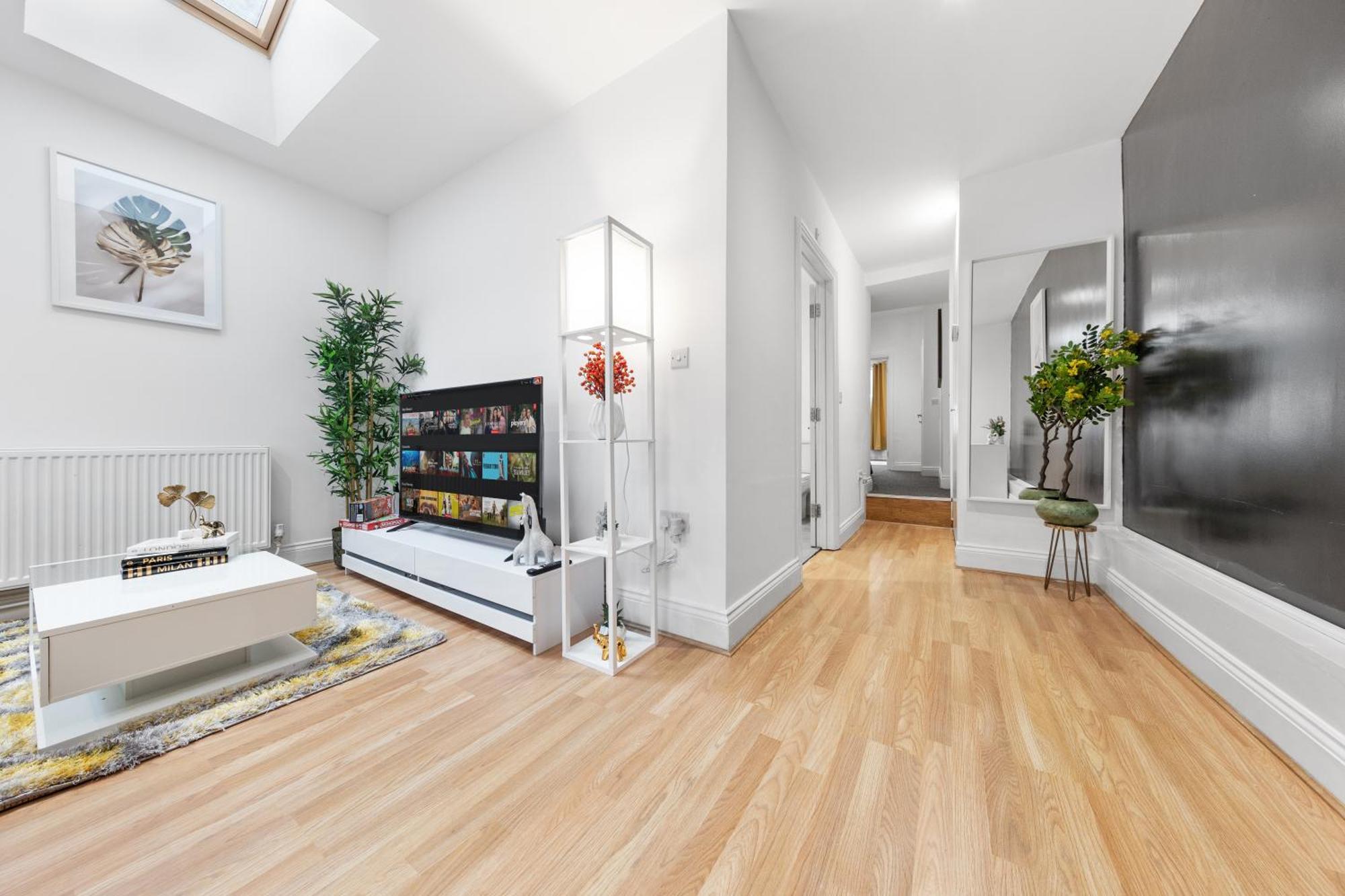 Stylish 2 Bedroom Haven In Zone 2-15 Mins To Central London- Garden & Parking Available! 5 Beds-Sleeps 6 People- Instant Book & Self Check-In! Save 20 Percent On Stays Of 7 Nights Or More ! Apartment London