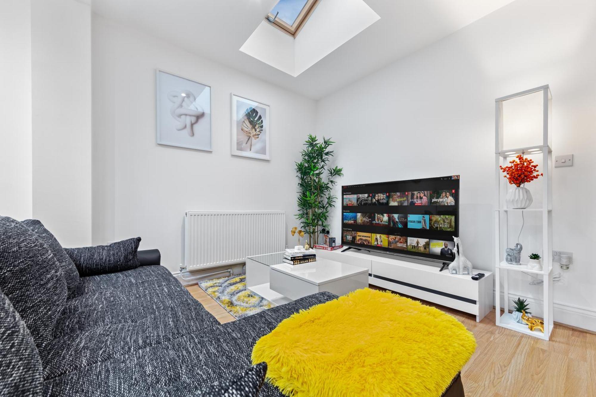 Stylish 2 Bedroom Haven In Zone 2-15 Mins To Central London- Garden & Parking Available! 5 Beds-Sleeps 6 People- Instant Book & Self Check-In! Save 20 Percent On Stays Of 7 Nights Or More ! * London