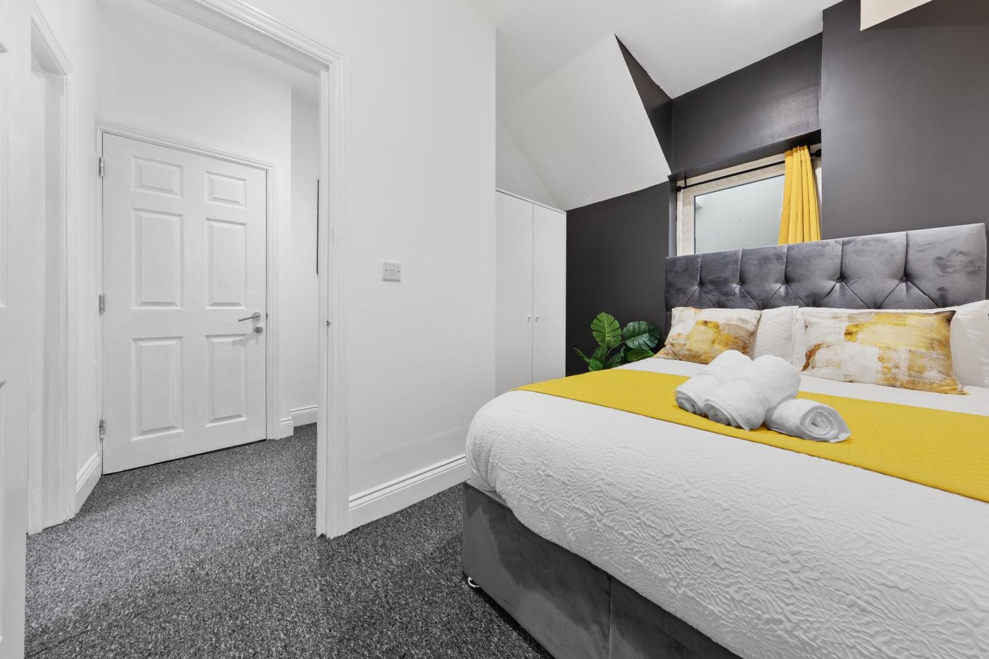 Stylish 2 Bedroom Haven In Zone 2-15 Mins To Central London- Garden & Parking Available! 5 Beds-Sleeps 6 People- Instant Book & Self Check-In! Save 20 Percent On Stays Of 7 Nights Or More ! London