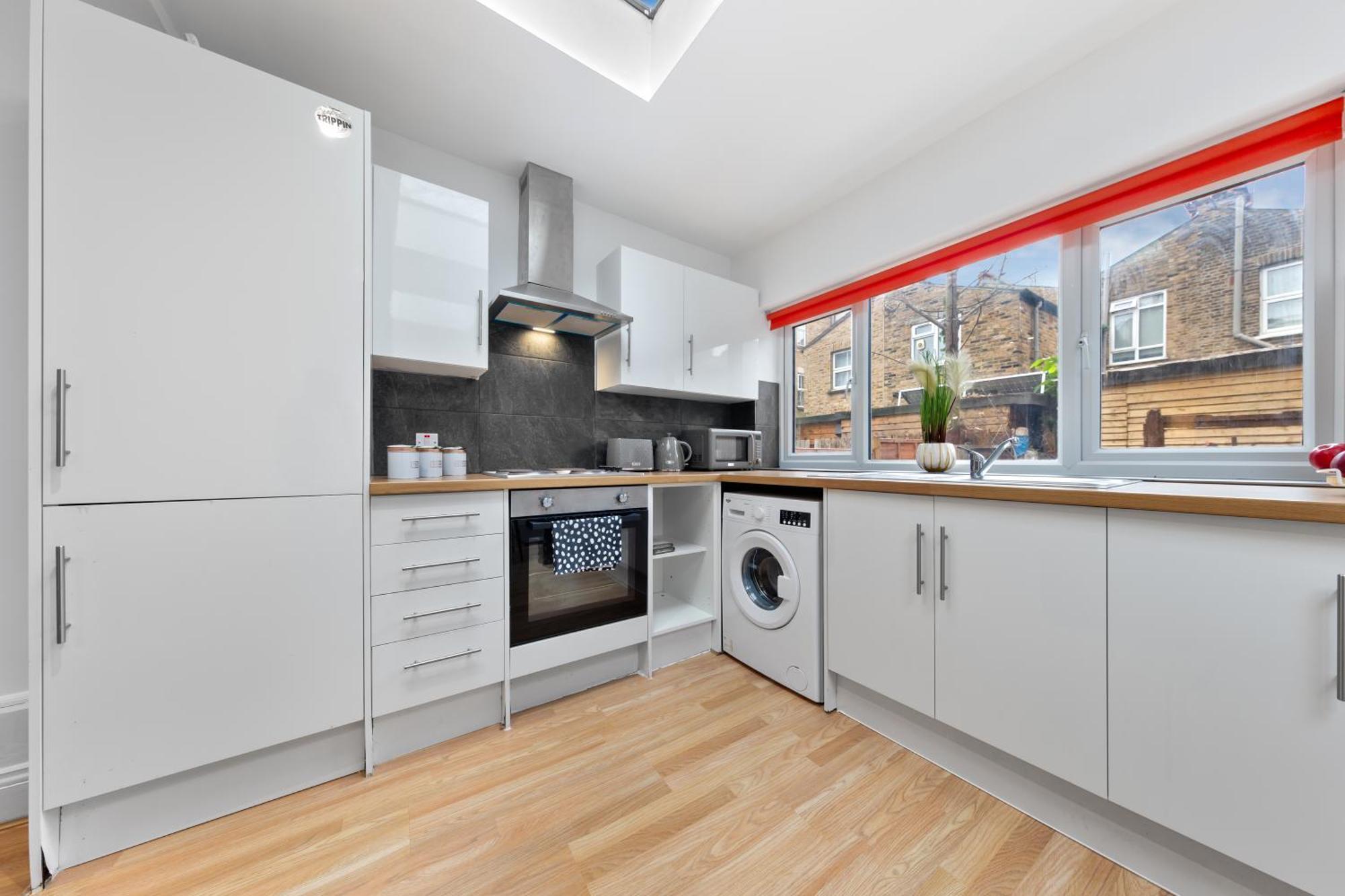 Immaculate 2-bed Escape- Sleeps 6- Garden & Parking - 15 Mins To Central- Save 20 Percent Weekly! Appartamento Londra