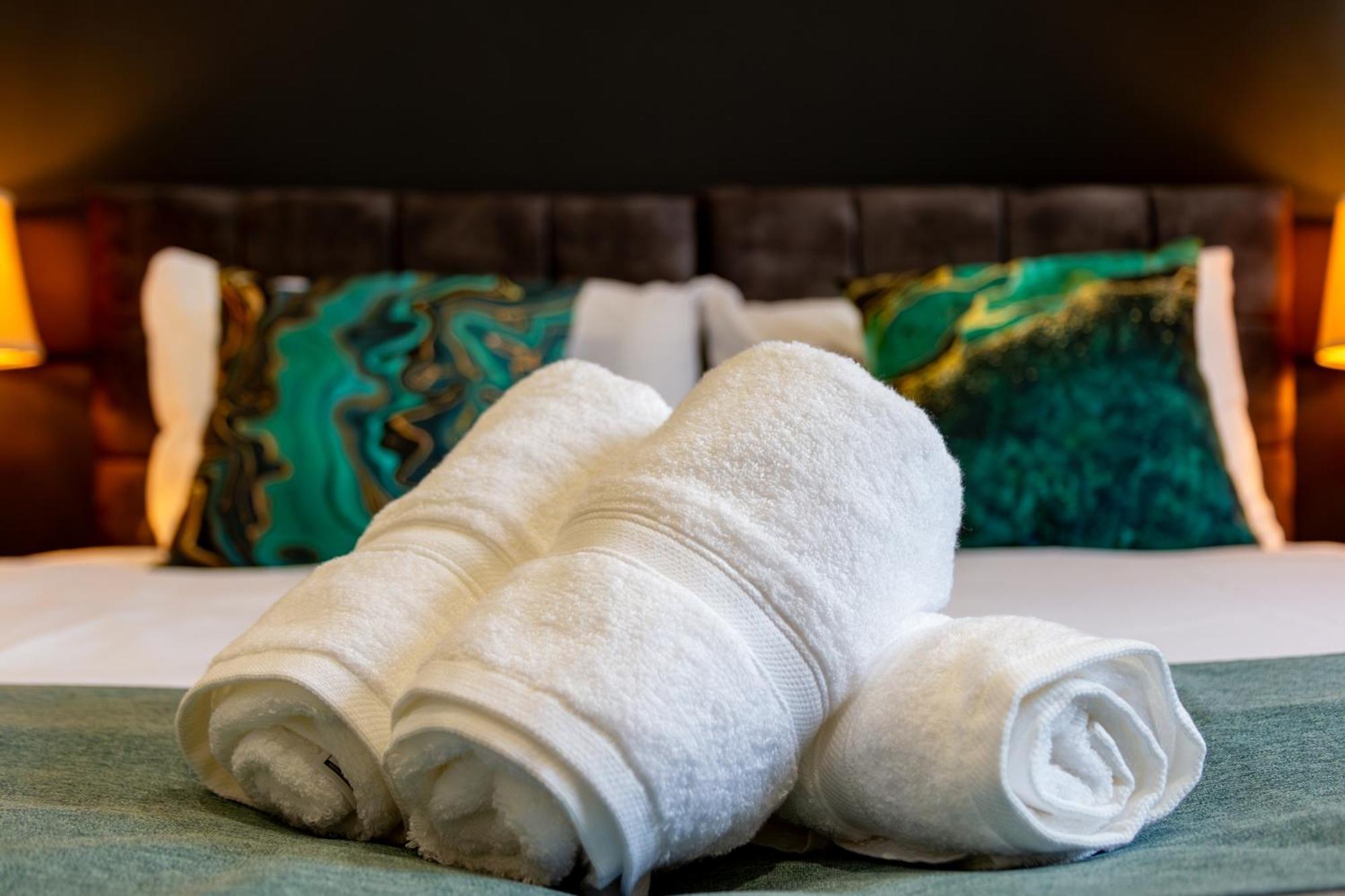 Apartment Stylish 2 Bedroom Haven In Zone 2-15 Mins To Central London- Garden & Parking Available! 5 Beds-Sleeps 6 People- Instant Book & Self Check-In! Save 20 Percent On Stays Of 7 Nights Or More ! *