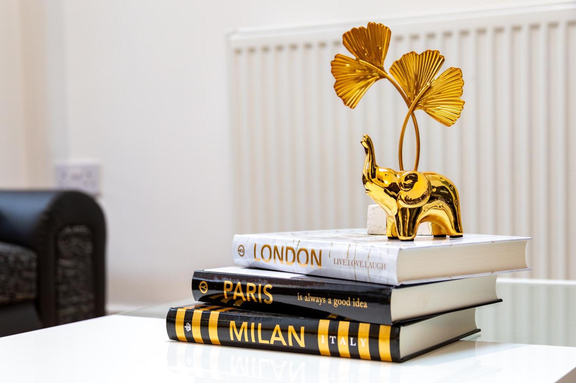 Stylish 2 Bedroom Haven In Zone 2-15 Mins To Central London- Garden & Parking Available! 5 Beds-Sleeps 6 People- Instant Book & Self Check-In! Save 20 Percent On Stays Of 7 Nights Or More ! London