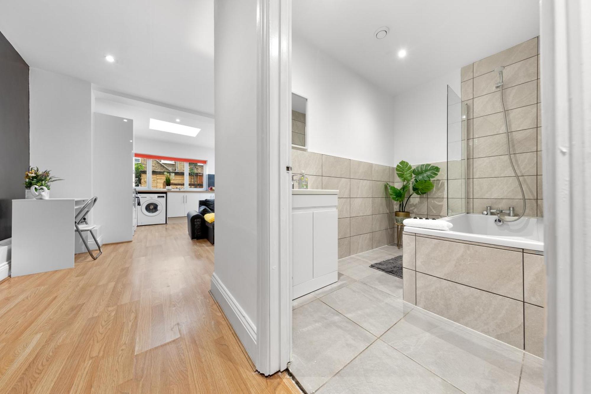 Immaculate 2-bed Escape- Sleeps 6- Garden & Parking - 15 Mins To Central- Save 20 Percent Weekly! Appartement